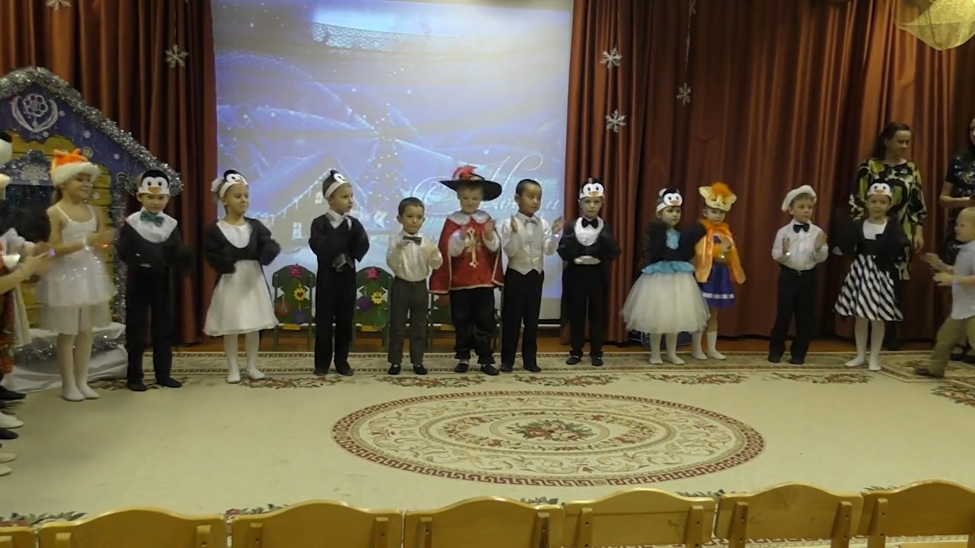 Дети на новогоднем празднике